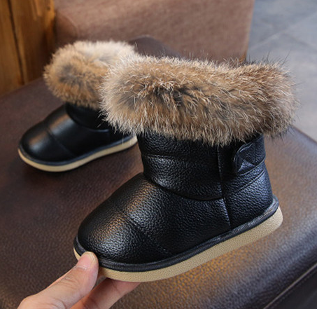 Girls snow boots in black PVC with faux fur trim and flat heel.