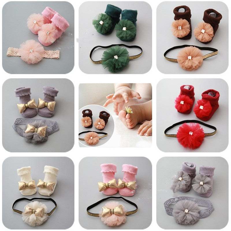 Baby girls socks and headband set with flower design in Korean style, made from combed cotton.